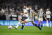 Corinthians v� �rbitro dar p�nalti no fim e empata com o Santos em casa no Brasileir�o
