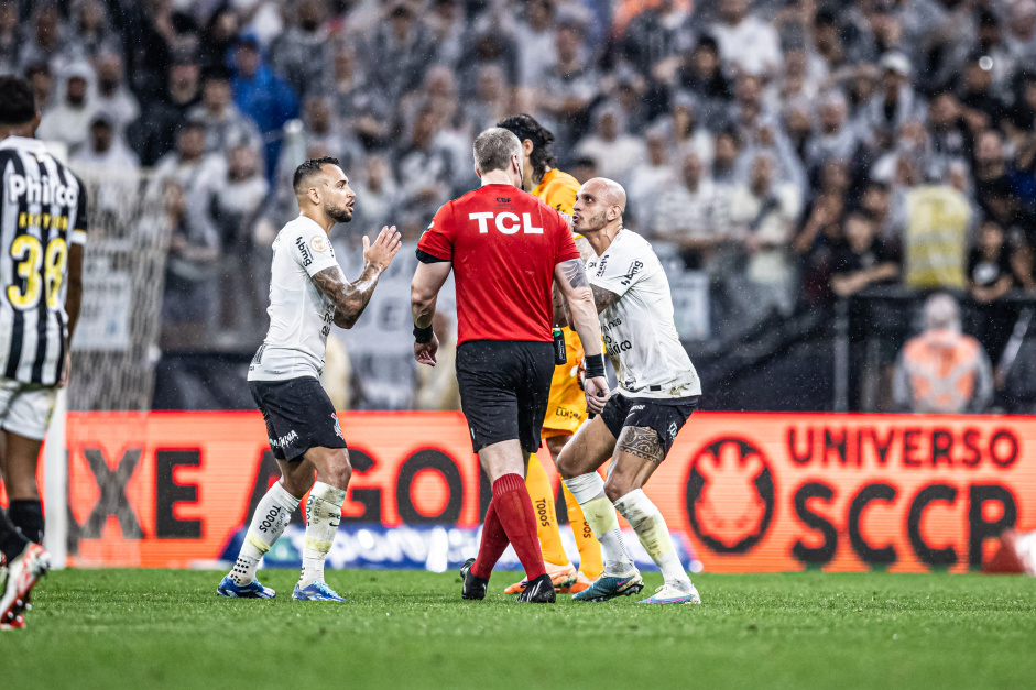 O rbitro Anderson Daronco e a equipe de arbitragem do jogo entre Corinthians e Santos foram duramente criticados pelo tcnico Mano Menezes