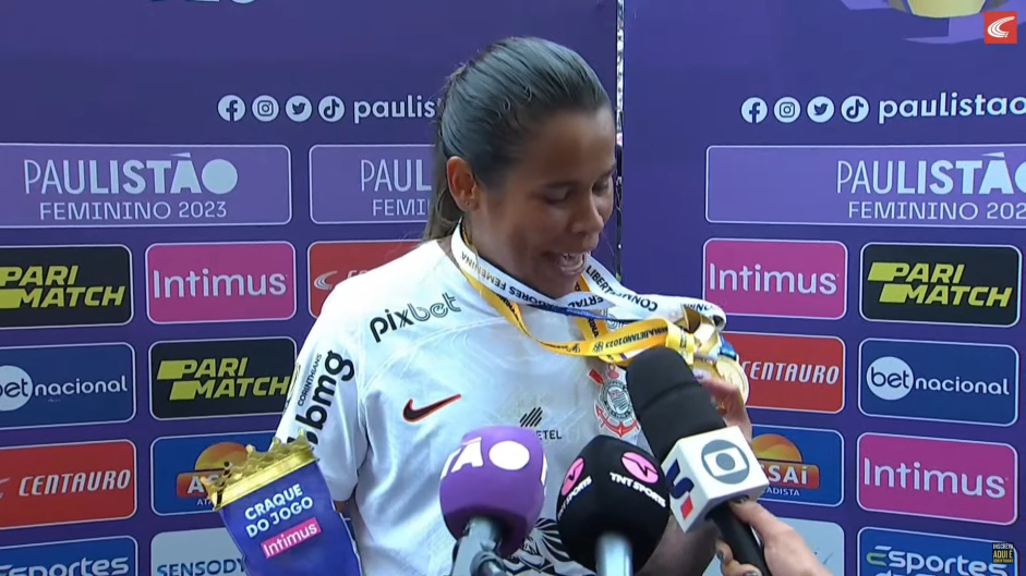 Vic Albuquerque exibe medalhas no peito para responder crticos aps mais um ttulo do Corinthians Feminino