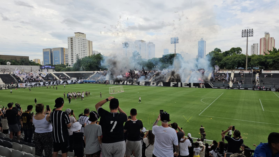 O Corinthians fez treino aberto para a torcida na Fazendinha