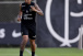 Lateral vive indefini��o no Corinthians e � afastado de treinamentos com o elenco
