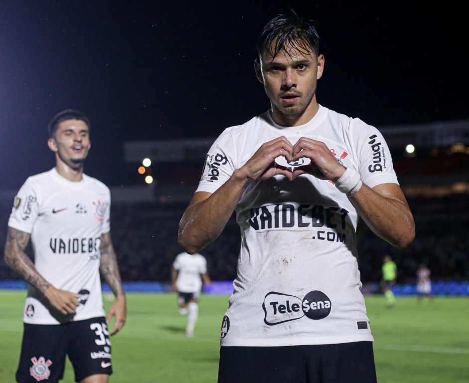 Romero marcou dois gols na vitria sobre o Botafogo-SP
