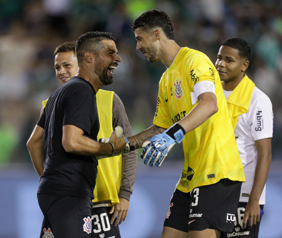 Antnio Oliveira entende que o Palmeiras "abdicou rpido" do Drbi, que terminou com empate heroico do Corinthians