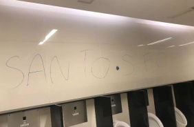 Imagens vazadas nas redes sociais mostram banheiro da Arena pichado por torcedores do Santos