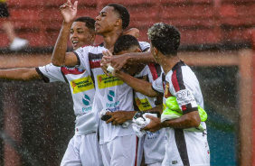 Rodrigo Richard (com a mo levantada)  o novo reforo do Corinthians para o Sub-17