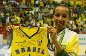 Janeth sendo homenageada em sua despedida das quadras, nos Jogos Pan-Americanos do Rio (2007)