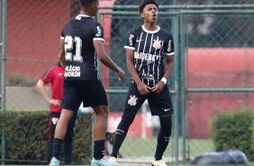 Nicolas Arajo (dir.) chegou no Corinthians em 2022 e foi promovido para o Sub-17 em 2023, mas s veio a ter destaque em 2024