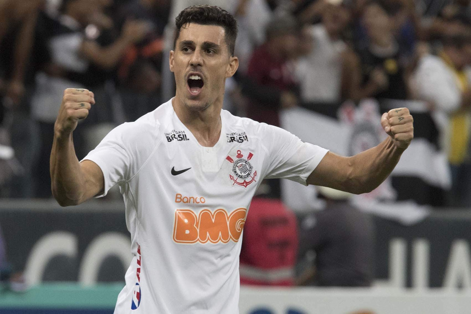 Danilo Avelar elege gols memorveis da carreira e cita dois com a camisa do Corinthians