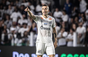 Corinthians estuda uma proposta pelo volante Joo Schmidt, de 31 anos