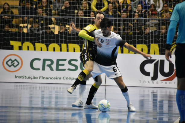 Corinthians perde de virada por 3 a 2 para o Jaragu�