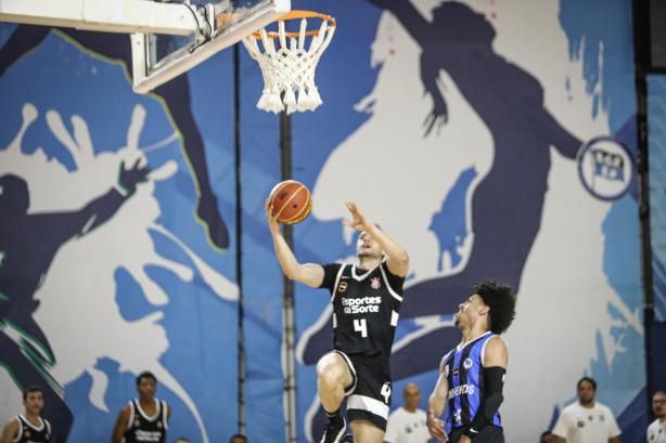 Corinthians apaga no �ltimo quarto e acaba superado pelo Pinheiros no Paulista de Basquete