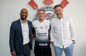 Corinthians anuncia renovao com o volante Ryan