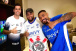 Jogador da sele��o portuguesa posa com camisa do Corinthians ao lado de cria do Terr�o; veja