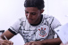 Volante assina primeiro contrato profissional com o Corinthians com multa multimilion�ria