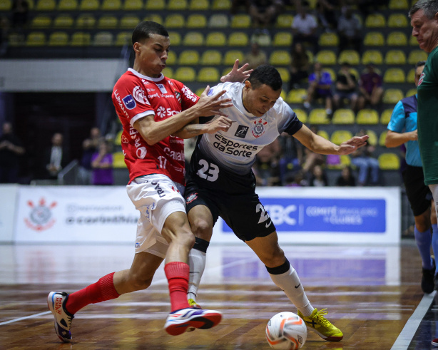 Vandinho disputando a bola no duelo diante do Atlntico