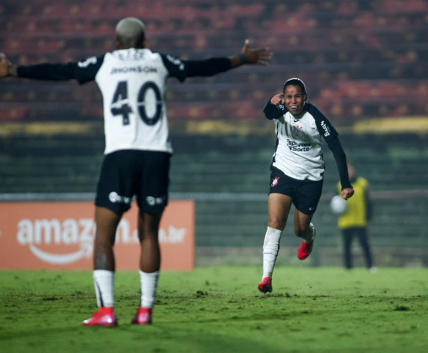 Vic Albuquerque abriu o placar no duelo do Corinthians contra o Flamengo