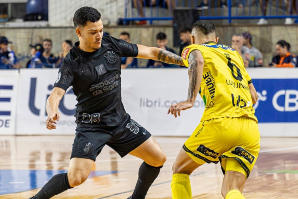Israel em a��o diante do Praia Clube