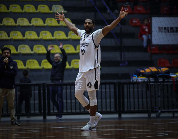 Corinthians vira sobre o Mogi em duelo pelo Paulista de Basquete