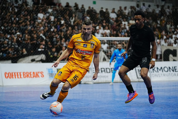 Maicon diante do Magnus Futsal