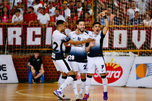 Marlon marcou o gol da vit�ria do Corinthians sobre o Campo Mour�o