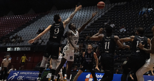 Elyjah Clark foi titular na vit�ria do Corinthians contra o Bras�lia