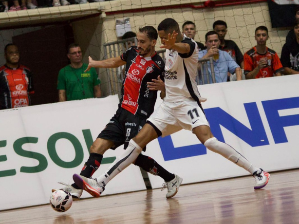 Corinthians � dominado pelo Joinville e perde na estreia da LNF
