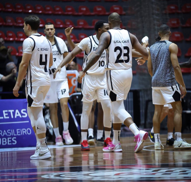 Corinthians n�o consegue jogar e � dominado pelo Pinheiros no primeiro jogo da semifinal do NBB
