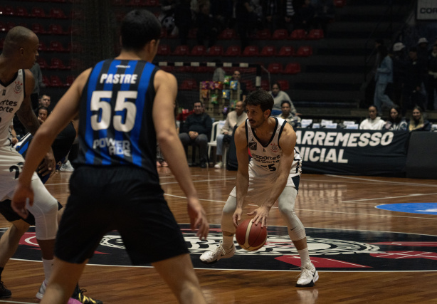 Corinthians perde para o Pinheiros no NBB