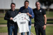 Ex-capit�o do Corinthians visita CT e � homenageado com camisa personalizada
