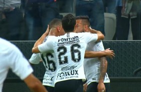 Maycon abre o placar para o Corinthians contra o Vitória