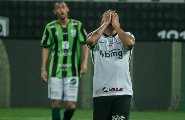 Goleiro rival no trabalha e Corinthians perde em casa