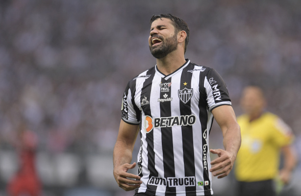 Corinthians volta aos treinos | Tio de Diego Costa abre o jogo | Renovação de Gil - Rapidinhas