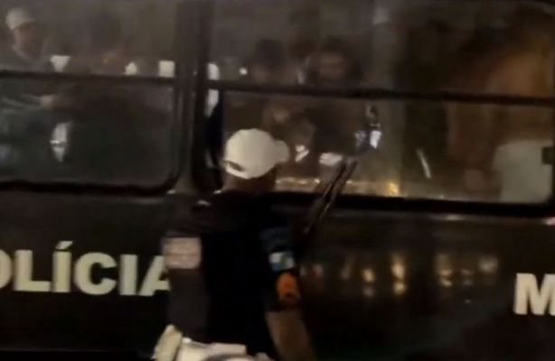 Torcedores do Corinthians erram caminho e so emboscados no Rio | Polcia ajuda, mas com truculncia