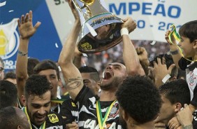 Após goleada, Corinthians recebe taça de Hexacampeão