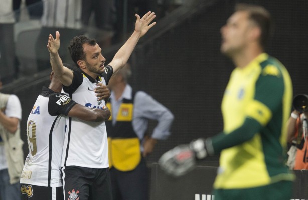 Edu Dracena abre o placar para o Corinthians na Arena