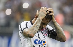 Jogada do Corinthians para na trave do Santos duas vezes