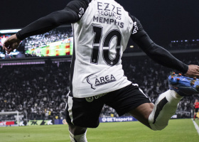 Memphis Depay batendo escanteio na Neo Qu�mica Arena