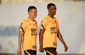 Matheus Araújo e Robert Renan durante treino do Corinthians