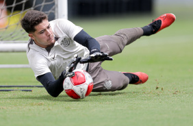 Felipe Longo pode ganhar chance como terceiro goleiro do profissional do Corinthians