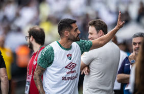 Renato Augusto, com a camisa do Fluminense, interagindo com a torcida do Corinthians