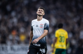 Hugo lamentando chance perdida durante jogo do Corinthians contra o Cuiab