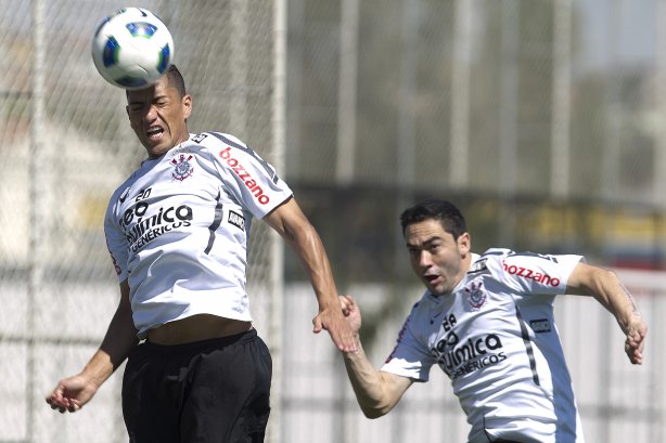 Chico e Ralf jogaram juntos no Corinthians de 2010 a 2013