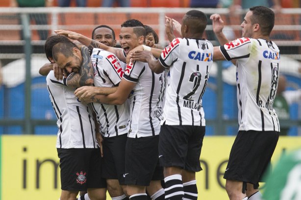 Comemorao de Danilo em gol contra o Palmeiras, no Pacaembu