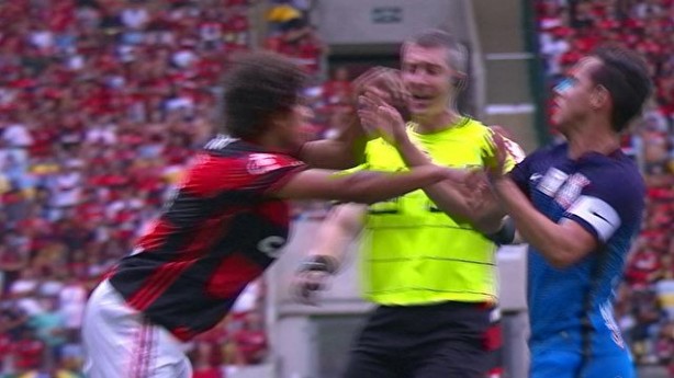 Willian Aro agride Rodriguinho na frente de Daronco; depois empurra tambm o rbitro que evita...