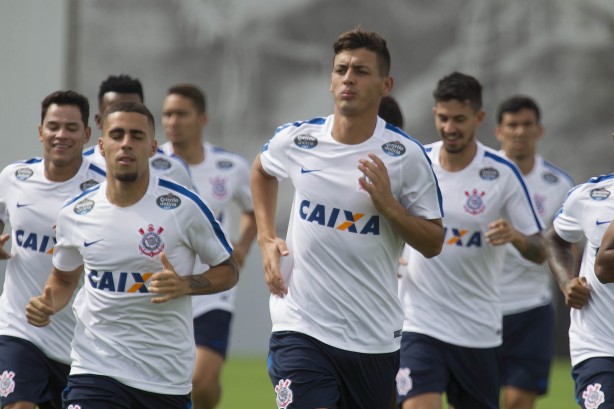 COMENTE: O Corinthians entra como favorito para vencer o Paulistão ?