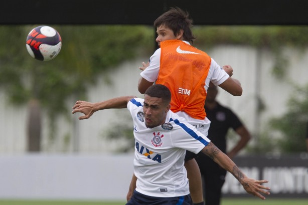 Gabriel e Romero disputam bola em treino titulares contra reservas