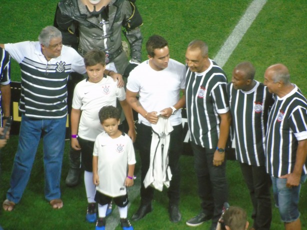 dolos do Corinthians recepcionaram Jadson na Arena