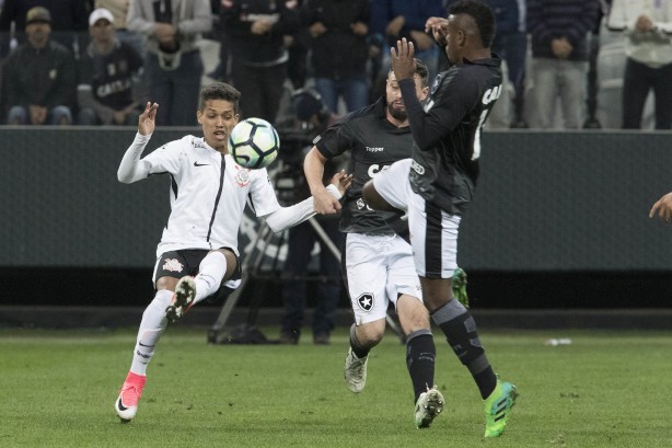 Drible de Pedrinho sobre jogador do Botafogo marcou vitória na Arena