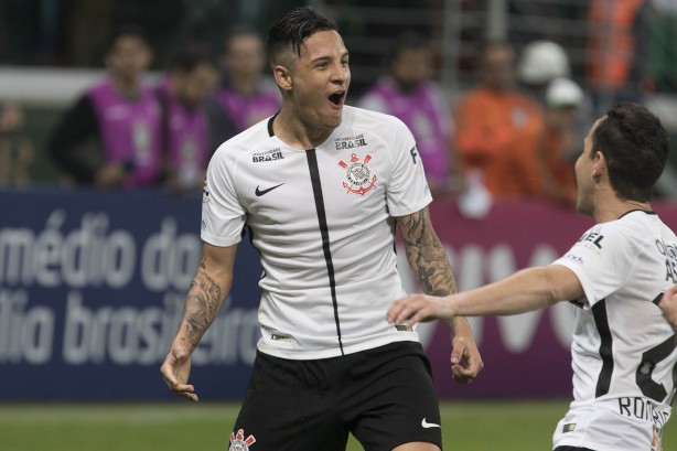 Arana celebra golaço sobre Palmeiras fora de casa