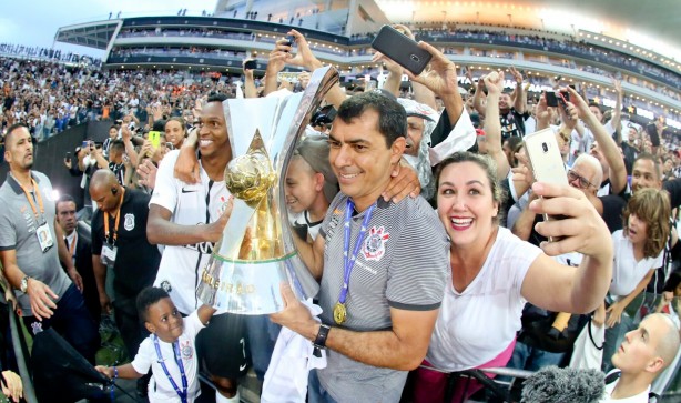 Carille foi campeão paulista e brasileiro à frente do Corinthians em 2017